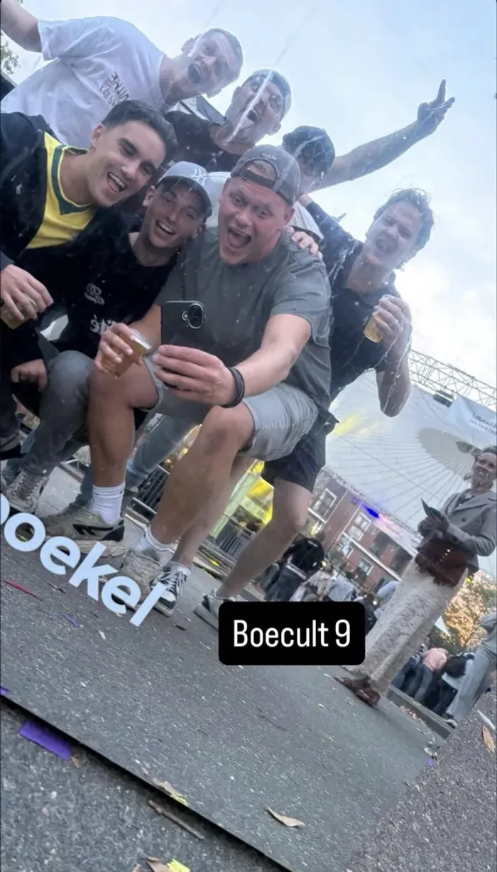 Een groep vrienden voor de Feestspiegel op Boecult