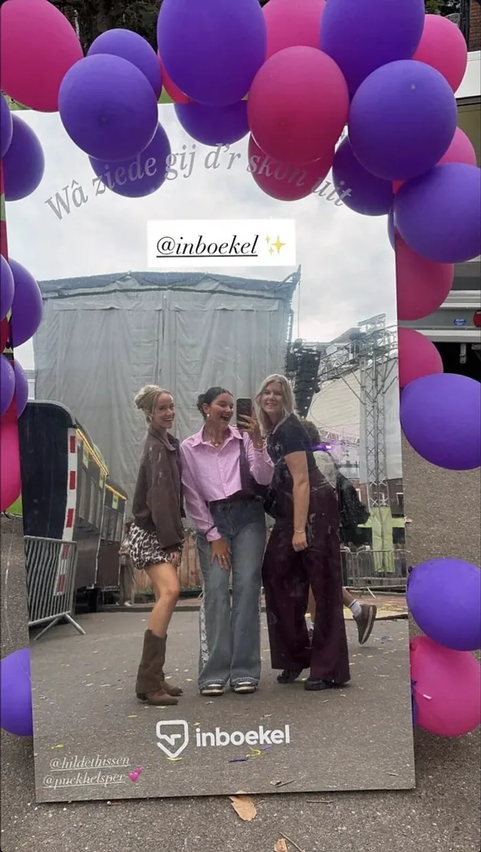 Drie vriendinnen voor de inBoekel-spiegel met ballonnen