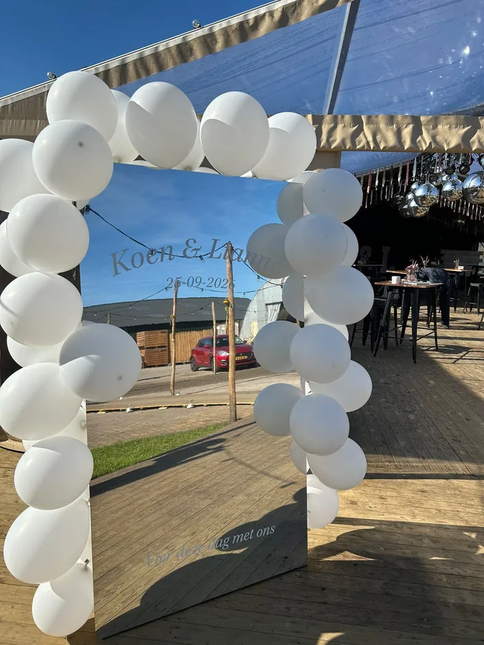 Feestspiegel met witte ballonnen op de bruiloft van Koen en Lianne